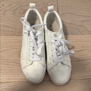 Classic White Low-Top Sneakers with Minimalist Design